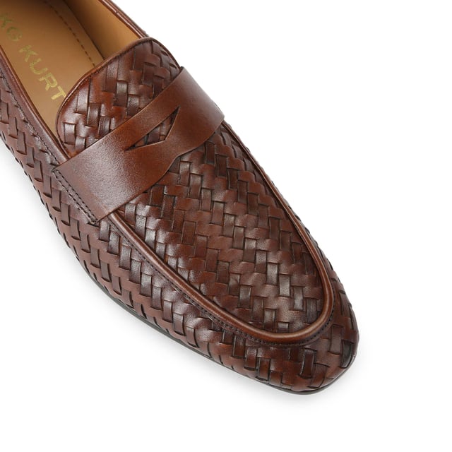 This KG Kurt Geiger Conrad flat shoe is crafted from a tan leather which is in a woven design across the upper. There is a cutout on the strap.