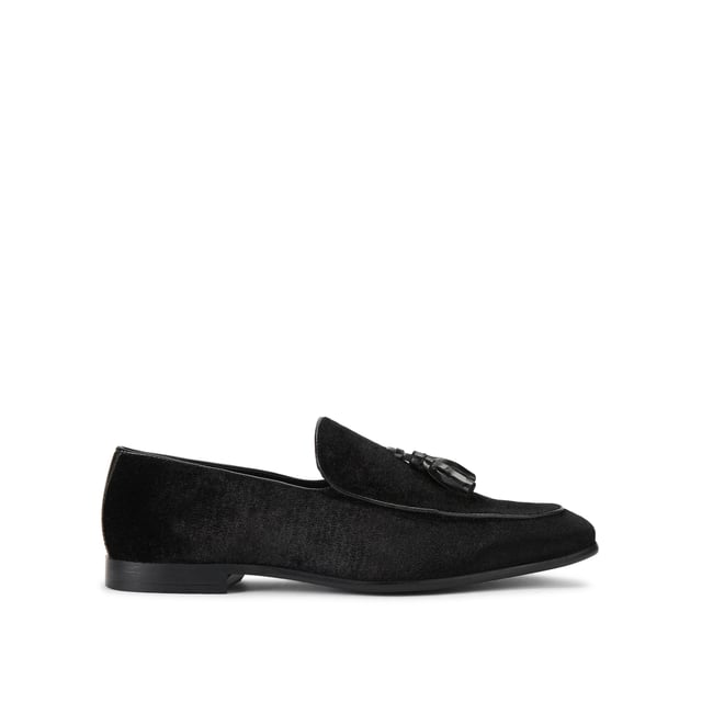 This KG Kurt Geiger Curtis Velvet arrives in a black velvet with patent tassel detail sat on the vamp.