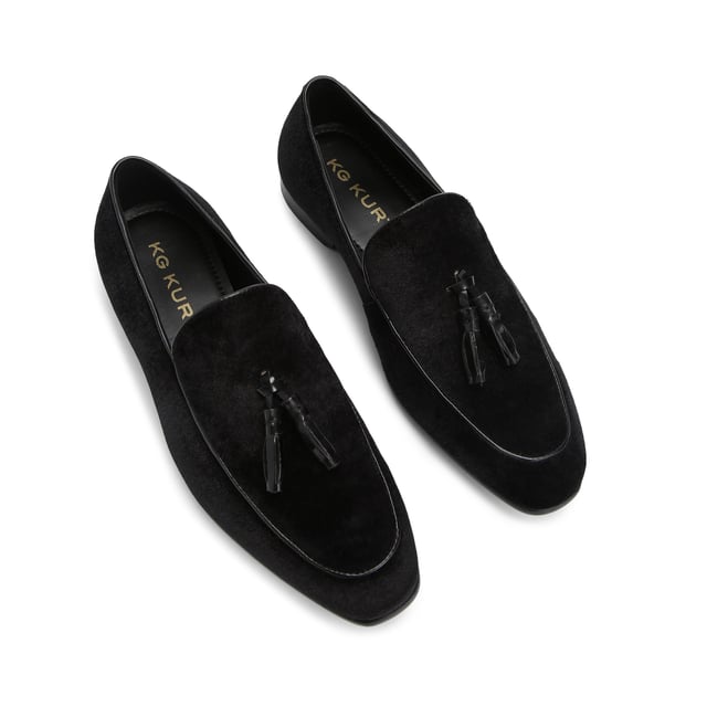 This KG Kurt Geiger Curtis Velvet arrives in a black velvet with patent tassel detail sat on the vamp.