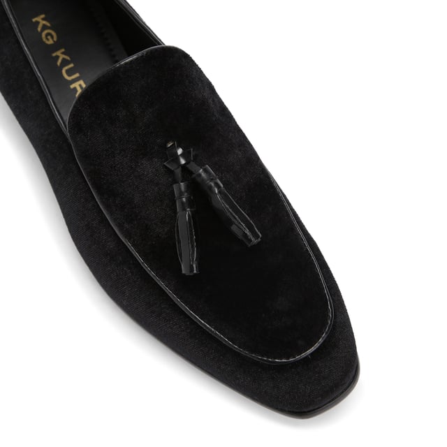 This KG Kurt Geiger Curtis Velvet arrives in a black velvet with patent tassel detail sat on the vamp.