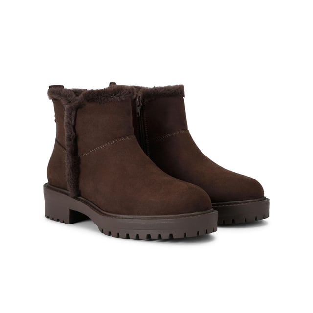 This Carvela Cosy Ankle boot features a brown microsuede upper with faux fur lining on the interior. There is a gold Icon C at the back of the ankle.