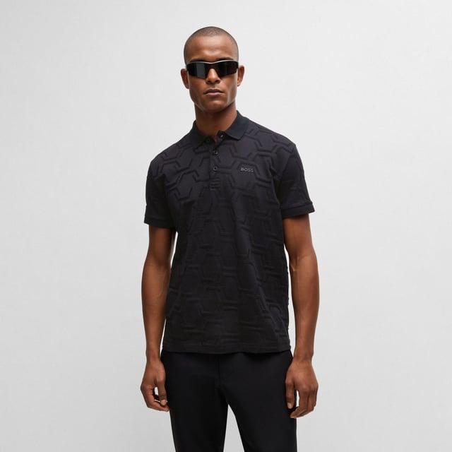 Heren BOSS Paddy Hexaquilt Relaxed Fit Poloshirt in Quilted Gemerceriseerd Katoen in zwartEen luxueus zacht poloshirt gemaakt van gemerceriseerd katoen. Dit relaxed-fit poloshirt van BOSS Menswear is afgewerkt met een platte gebreide kraag en manchetten. Een ton-sur-ton logo zorgt voor een geraffineerde afwerking.- Relaxed fit- Platgebreide kraag- Aantal knopen: 3- Korte mouwen- Platgebreide manchetten- Standaardlengte- 100% Katoen.  Machinewasbaar.- Ref: 50533239-001