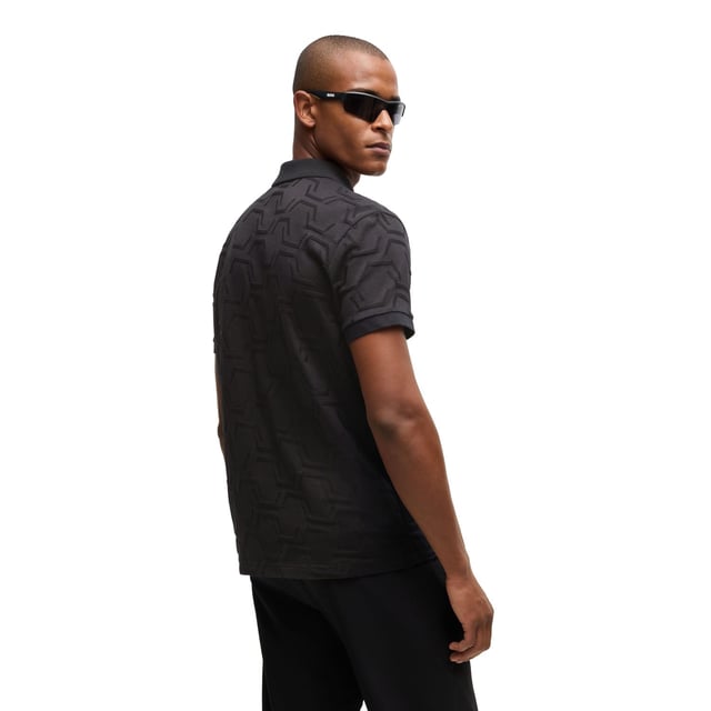 Heren BOSS Paddy Hexaquilt Relaxed Fit Poloshirt in Quilted Gemerceriseerd Katoen in zwartEen luxueus zacht poloshirt gemaakt van gemerceriseerd katoen. Dit relaxed-fit poloshirt van BOSS Menswear is afgewerkt met een platte gebreide kraag en manchetten. Een ton-sur-ton logo zorgt voor een geraffineerde afwerking.- Relaxed fit- Platgebreide kraag- Aantal knopen: 3- Korte mouwen- Platgebreide manchetten- Standaardlengte- 100% Katoen.  Machinewasbaar.- Ref: 50533239-001