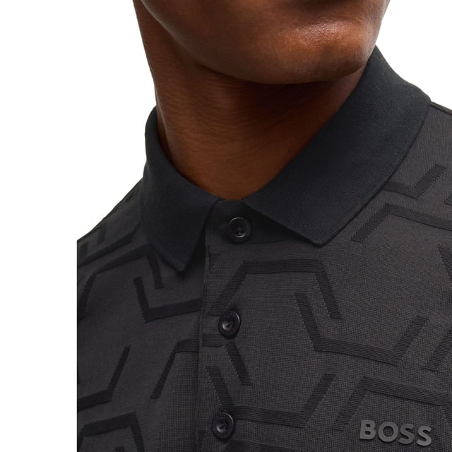 Heren BOSS Paddy Hexaquilt Relaxed Fit Poloshirt in Quilted Gemerceriseerd Katoen in zwartEen luxueus zacht poloshirt gemaakt van gemerceriseerd katoen. Dit relaxed-fit poloshirt van BOSS Menswear is afgewerkt met een platte gebreide kraag en manchetten. Een ton-sur-ton logo zorgt voor een geraffineerde afwerking.- Relaxed fit- Platgebreide kraag- Aantal knopen: 3- Korte mouwen- Platgebreide manchetten- Standaardlengte- 100% Katoen.  Machinewasbaar.- Ref: 50533239-001
