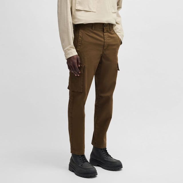 Mens BOSS Sisla-8 Cargo Trousers in Stretch-Cotton Twill in open green.Casual cargo trousers by BOSS Menswear. Featuring a logo patch on the pocket  this comfy pair is crafted in breathable stretch twill. This product’s raw material is derived from regenerative agriculture: an approach focused on preservation and restoration that aims to increase biodiversity  preserve water quality and improve soil health while absorbing CO2. Regenerative agriculture also promotes animal welfare and fair working conditions for farmers.- Regular fit- Regular rise- Button and zip closure- Fit foot width: 38cm- 98% Cotton  2% Elastane  pocketing: 65% Polyester  35% Cotton.  Machine washable.- Ref: 50530599-368