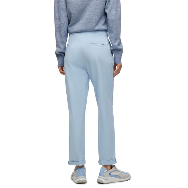 Dames BOSS C Tapata-D broek in licht - pastelblauw- Elastische tailleband met trekkoord- Haak- en ritssluiting- Schuine zakken voor- Paspelzak achter- Verven in kledingstuk- Stretch stof- 97% Katoen 3% Elastaan.  Machinewasbaar.- Ref: 50492621-450