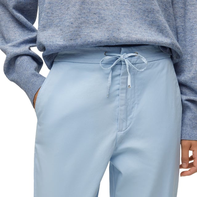 Dames BOSS C Tapata-D broek in licht - pastelblauw- Elastische tailleband met trekkoord- Haak- en ritssluiting- Schuine zakken voor- Paspelzak achter- Verven in kledingstuk- Stretch stof- 97% Katoen 3% Elastaan.  Machinewasbaar.- Ref: 50492621-450
