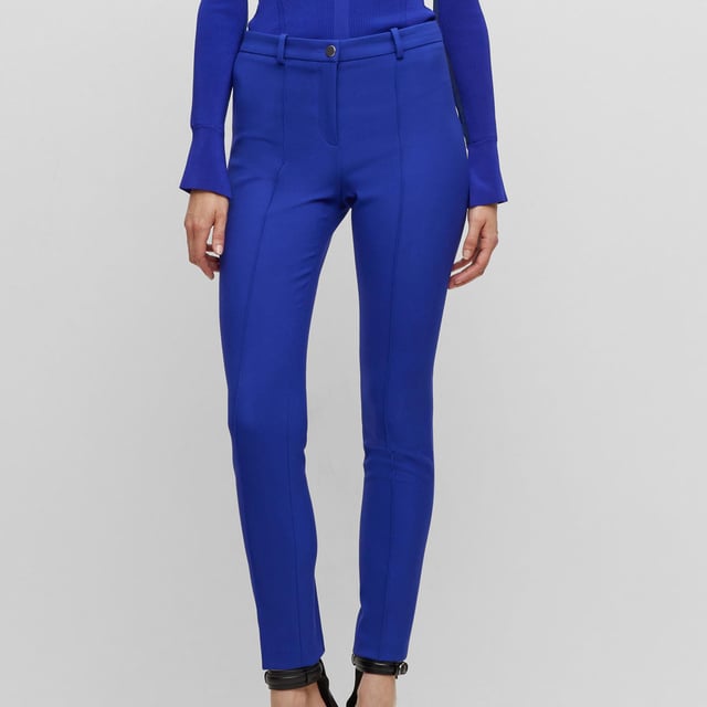 Dames BOSS Tanaina3 Slim-Fit Pants in Stretch Fabric met Pintuck Pleats in open blauw.Broek met normale taille van BOSS Womenswear, slank gesneden in stretchstof gemengd met katoen en afgewerkt met pintuckplooien.- Slim fit- Normale taille- Knoop- en ritssluiting- Slanke pijpen- Pin-tuck- Zakken onder achter: Pasvorm voetwijdte: 29cm (11.4 inches)- Hoofdmateriaal: 59% Polyester 29% Viscose 7% Katoen 5% Elastaan.   Zakken: 100% Katoen.  Machinewasbaar.- Ref: 50500867-498