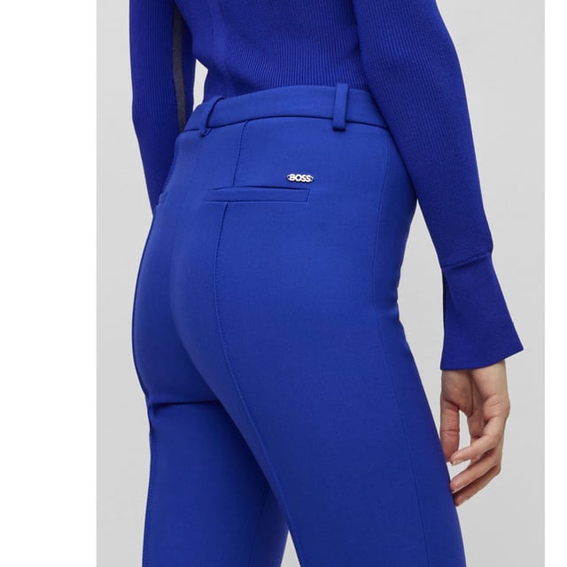 Dames BOSS Tanaina3 Slim-Fit Pants in Stretch Fabric met Pintuck Pleats in open blauw.Broek met normale taille van BOSS Womenswear, slank gesneden in stretchstof gemengd met katoen en afgewerkt met pintuckplooien.- Slim fit- Normale taille- Knoop- en ritssluiting- Slanke pijpen- Pin-tuck- Zakken onder achter: Pasvorm voetwijdte: 29cm (11.4 inches)- Hoofdmateriaal: 59% Polyester 29% Viscose 7% Katoen 5% Elastaan.   Zakken: 100% Katoen.  Machinewasbaar.- Ref: 50500867-498