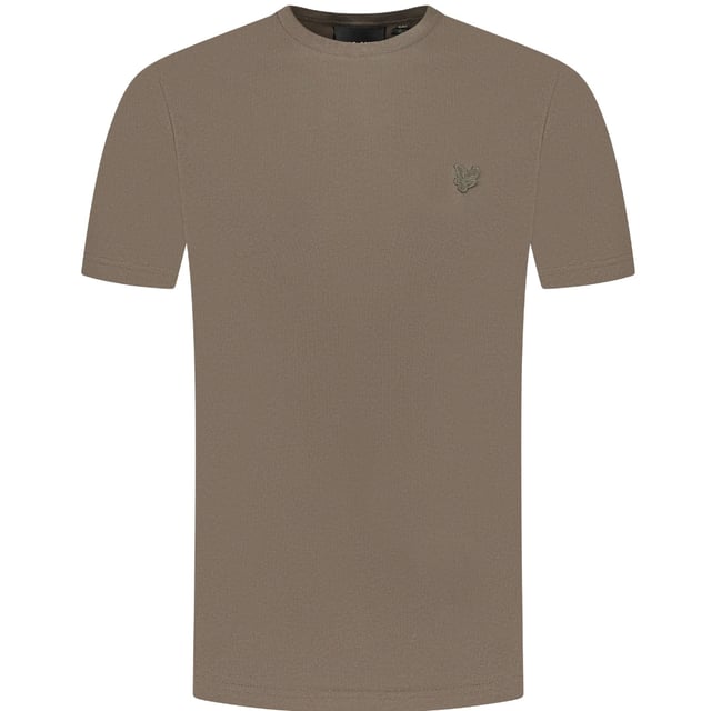 The Lyle & Scott Tonal Eagle Form Green T-Shirt combines classic style with exceptional comfort. Crafted from 100% pure cotton, this tee offers a soft, breathable feel perfect for everyday wear. Its subtle tonal eagle design adds a distinctive touch without overpowering your look, making it versatile for casual outings or layering. Durable and easy to care for, this T-shirt ensures lasting quality while keeping you stylish and comfortable all day long. Elevate your wardrobe with this timeless piece that blends heritage and modern simplicity effortlessly