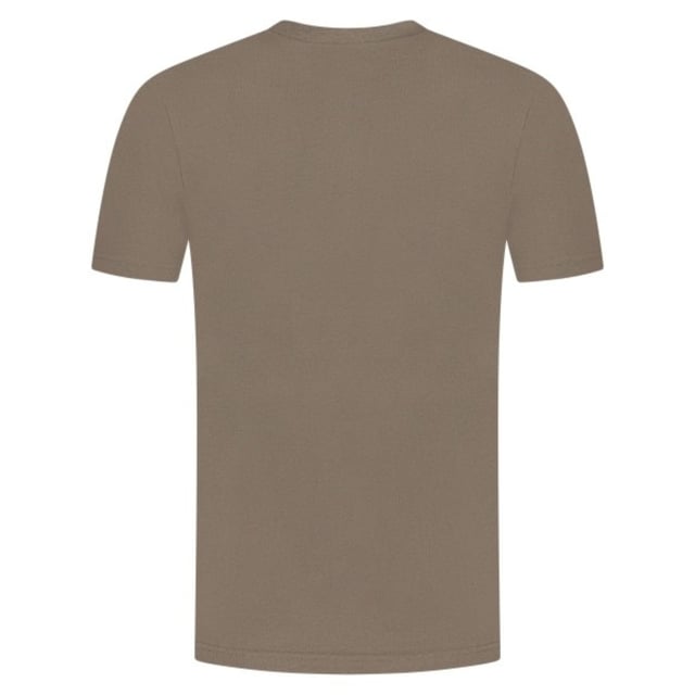 The Lyle & Scott Tonal Eagle Form Green T-Shirt combines classic style with exceptional comfort. Crafted from 100% pure cotton, this tee offers a soft, breathable feel perfect for everyday wear. Its subtle tonal eagle design adds a distinctive touch without overpowering your look, making it versatile for casual outings or layering. Durable and easy to care for, this T-shirt ensures lasting quality while keeping you stylish and comfortable all day long. Elevate your wardrobe with this timeless piece that blends heritage and modern simplicity effortlessly