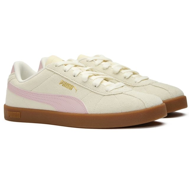 Step into the urban jungle with the Puma Club trainers. Soft suede uppers and contrasting Puma branding pop against the white rubber sole, while the EVA midsole cushions every stride. With their iconic T-toe finish and low-cut silhouette, these casual kicks add a flash of retro style, perfect for cruising the streets in comfort.