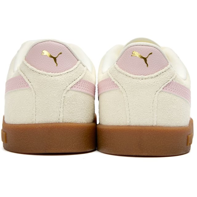 Step into the urban jungle with the Puma Club trainers. Soft suede uppers and contrasting Puma branding pop against the white rubber sole, while the EVA midsole cushions every stride. With their iconic T-toe finish and low-cut silhouette, these casual kicks add a flash of retro style, perfect for cruising the streets in comfort.