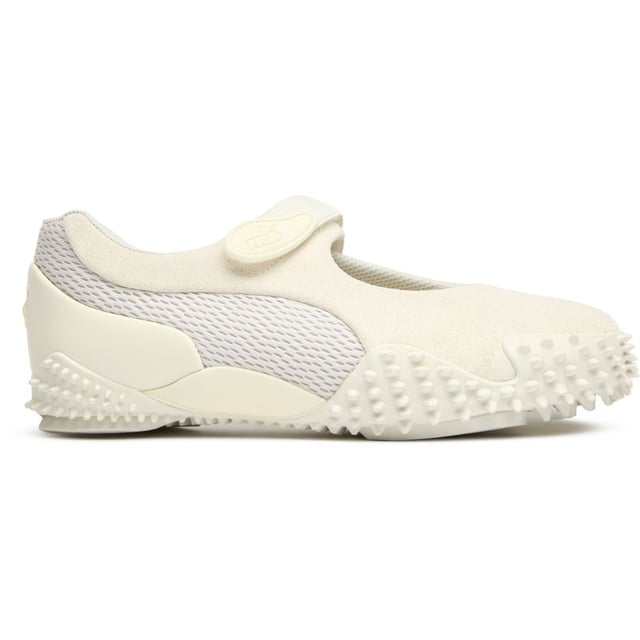 La Puma Mostro Fey Premium reimagina el calzado casual con su atrevido diseño escultural. Estas zapatillas blancas para mujer combinan funcionalidad y alta moda a través de su innovadora construcción híbrida. La parte superior de nailon ofrece comodidad ligera mientras se asienta sobre una suela de goma con picos de vanguardia que atrae todas las miradas. Con su silueta de perfil bajo, estas zapatillas llamativas aportan un carácter distintivo a cualquier conjunto. Perfectas para quienes aprecian elementos de diseño únicos que desafían los límites sin sacrificar la usabilidad.
