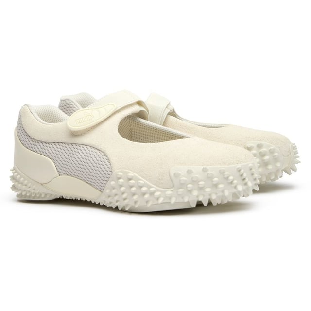 La Puma Mostro Fey Premium reimagina el calzado casual con su atrevido diseño escultural. Estas zapatillas blancas para mujer combinan funcionalidad y alta moda a través de su innovadora construcción híbrida. La parte superior de nailon ofrece comodidad ligera mientras se asienta sobre una suela de goma con picos de vanguardia que atrae todas las miradas. Con su silueta de perfil bajo, estas zapatillas llamativas aportan un carácter distintivo a cualquier conjunto. Perfectas para quienes aprecian elementos de diseño únicos que desafían los límites sin sacrificar la usabilidad.