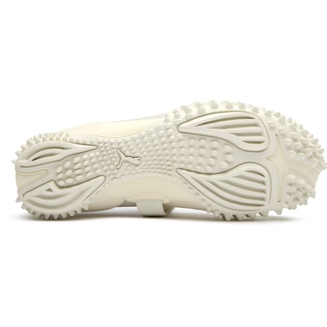 La Puma Mostro Fey Premium reimagina el calzado casual con su atrevido diseño escultural. Estas zapatillas blancas para mujer combinan funcionalidad y alta moda a través de su innovadora construcción híbrida. La parte superior de nailon ofrece comodidad ligera mientras se asienta sobre una suela de goma con picos de vanguardia que atrae todas las miradas. Con su silueta de perfil bajo, estas zapatillas llamativas aportan un carácter distintivo a cualquier conjunto. Perfectas para quienes aprecian elementos de diseño únicos que desafían los límites sin sacrificar la usabilidad.
