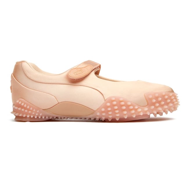 Die Puma Mostro Fey Premium fÃ¼r Frauen verbindet zeitgenÃ¶ssisches Design mit Retro-Elementen, um etwas wirklich Einzigartiges zu schaffen. Diese rosafarbenen Freizeitschuhe prÃ¤sentieren eine skulpturale Silhouette mit einem innovativen Nylon-Obermaterial auf einer avantgardistischen, gespikten Gummisohle. Die Hybridkreation behÃ¤lt ein schlankes, flaches Profil bei, wÃ¤hrend sie ein kÃ¼hnes Modestatement setzt. Perfekt fÃ¼r die stilbewusste Frau, die unerwartete Details zu schÃ¤tzen weiÃŸ, bieten diese Sneaker Komfort, ohne auf Pumas charakteristische kantige Ã„sthetik zu verzichten.