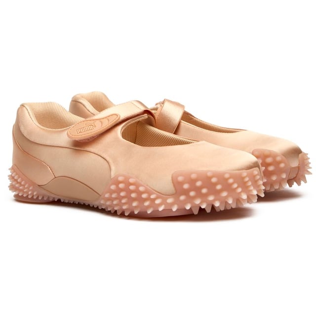 Die Puma Mostro Fey Premium fÃ¼r Frauen verbindet zeitgenÃ¶ssisches Design mit Retro-Elementen, um etwas wirklich Einzigartiges zu schaffen. Diese rosafarbenen Freizeitschuhe prÃ¤sentieren eine skulpturale Silhouette mit einem innovativen Nylon-Obermaterial auf einer avantgardistischen, gespikten Gummisohle. Die Hybridkreation behÃ¤lt ein schlankes, flaches Profil bei, wÃ¤hrend sie ein kÃ¼hnes Modestatement setzt. Perfekt fÃ¼r die stilbewusste Frau, die unerwartete Details zu schÃ¤tzen weiÃŸ, bieten diese Sneaker Komfort, ohne auf Pumas charakteristische kantige Ã„sthetik zu verzichten.