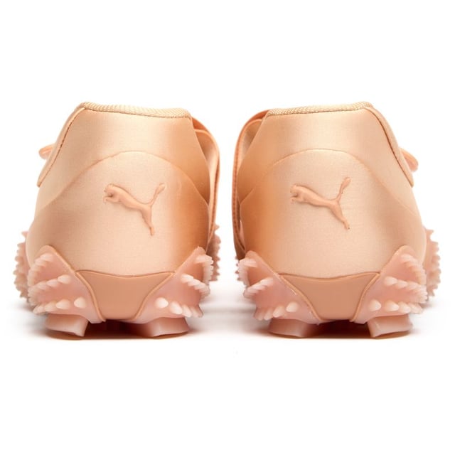 Die Puma Mostro Fey Premium fÃ¼r Frauen verbindet zeitgenÃ¶ssisches Design mit Retro-Elementen, um etwas wirklich Einzigartiges zu schaffen. Diese rosafarbenen Freizeitschuhe prÃ¤sentieren eine skulpturale Silhouette mit einem innovativen Nylon-Obermaterial auf einer avantgardistischen, gespikten Gummisohle. Die Hybridkreation behÃ¤lt ein schlankes, flaches Profil bei, wÃ¤hrend sie ein kÃ¼hnes Modestatement setzt. Perfekt fÃ¼r die stilbewusste Frau, die unerwartete Details zu schÃ¤tzen weiÃŸ, bieten diese Sneaker Komfort, ohne auf Pumas charakteristische kantige Ã„sthetik zu verzichten.