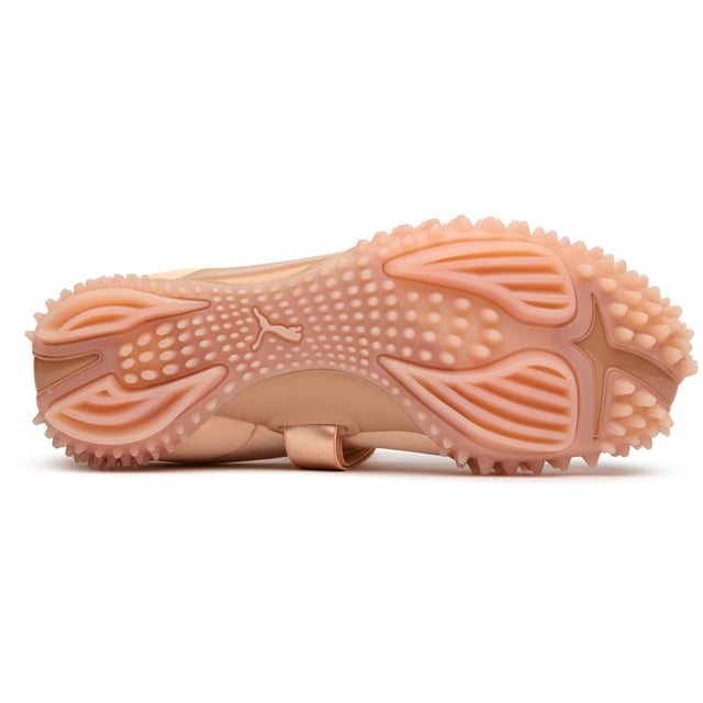 Die Puma Mostro Fey Premium fÃ¼r Frauen verbindet zeitgenÃ¶ssisches Design mit Retro-Elementen, um etwas wirklich Einzigartiges zu schaffen. Diese rosafarbenen Freizeitschuhe prÃ¤sentieren eine skulpturale Silhouette mit einem innovativen Nylon-Obermaterial auf einer avantgardistischen, gespikten Gummisohle. Die Hybridkreation behÃ¤lt ein schlankes, flaches Profil bei, wÃ¤hrend sie ein kÃ¼hnes Modestatement setzt. Perfekt fÃ¼r die stilbewusste Frau, die unerwartete Details zu schÃ¤tzen weiÃŸ, bieten diese Sneaker Komfort, ohne auf Pumas charakteristische kantige Ã„sthetik zu verzichten.