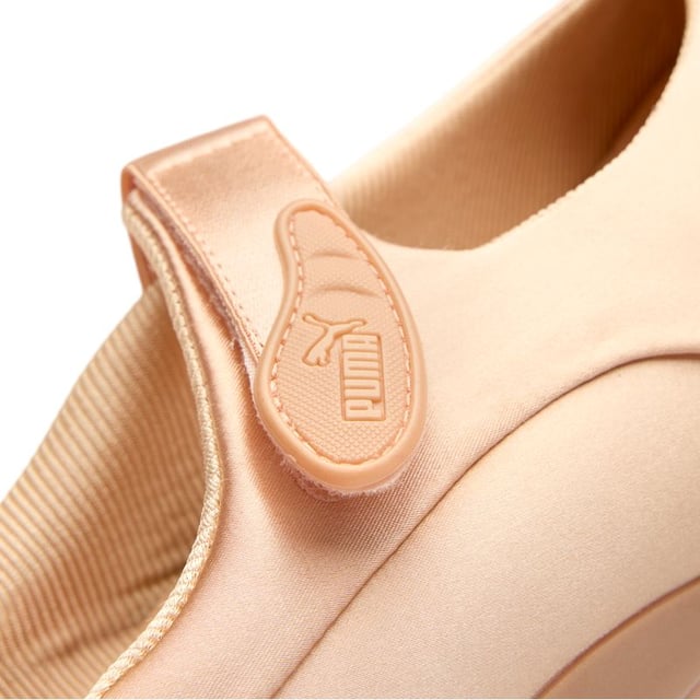 Die Puma Mostro Fey Premium fÃ¼r Frauen verbindet zeitgenÃ¶ssisches Design mit Retro-Elementen, um etwas wirklich Einzigartiges zu schaffen. Diese rosafarbenen Freizeitschuhe prÃ¤sentieren eine skulpturale Silhouette mit einem innovativen Nylon-Obermaterial auf einer avantgardistischen, gespikten Gummisohle. Die Hybridkreation behÃ¤lt ein schlankes, flaches Profil bei, wÃ¤hrend sie ein kÃ¼hnes Modestatement setzt. Perfekt fÃ¼r die stilbewusste Frau, die unerwartete Details zu schÃ¤tzen weiÃŸ, bieten diese Sneaker Komfort, ohne auf Pumas charakteristische kantige Ã„sthetik zu verzichten.