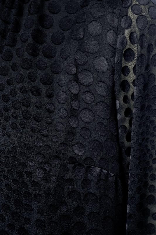 Wählen Sie diese Saison das Abilene-Kleid in klassischem Schwarz. Dieses stilvolle Kleid vereint mühelos Eleganz und Komfort mit einem wunderschönen glänzenden Polka-Dot-Motiv auf einem halbtransparenten Stoff. Das Design verfügt über einen Stehkragen und dezente Schlüssellochöffnungen vorne und hinten, die für einen raffinierten und einzigartigen Look sorgen. Die langen Ballonärmel und breiten Bündchen sorgen für einen modischen Touch, während die knielange und lockere Passform ein angenehmes Tragegefühl garantiert. Das glänzende Polka-Dot-Motiv verleiht dem Kleid einen luxuriösen Designer-Look und macht es zu einem echten Hingucker. Kombinieren Sie das Kleid tagsüber mit robusten Stiefeln und einer Jeansjacke für ein lässig-schickes Outfit oder tragen Sie es abends mit eleganten Heels für ein sommerliches Dinner-Date oder einen schönen Abenddrink. Mit einem Gürtel können Sie eine schmeichelnde Sanduhrfigur kreieren, das Kleid kann aber auch bequem locker getragen werden. Fashion-Tipp: Entdecken Sie auch die grüne Variante dieses Kleides oder entscheiden Sie sich für die stylische schwarze Bluse mit dem gleichen verspielten Polka-Dot-Motiv!