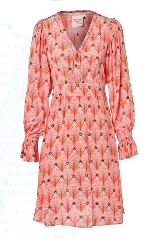 De elegante Belfast print tuniek uit de nieuwste collectie van Caroline Tensen is dé ideale keuze voor de zomer. De soepelvallende, wijde pasvorm en verfijnde details geven de tuniek zowel een chique als een ontspannen uitstraling. Het opvallende oranje pauwenprint op een zachte koraalroze achtergrond maakt deze lange tuniek bijzonder uniek. De lange mouwen hebben een subtiel ballon-effect en eindigen in speelse ruches bij de polsen, afgewerkt met elastiek voor extra comfort. De tuniek heeft een V-hals met een opengewerkte bies en een recht silhouet, waardoor hij heerlijk comfortabel zit. Dankzij het vaste strikceintuur kun je de taille mooi benadrukk