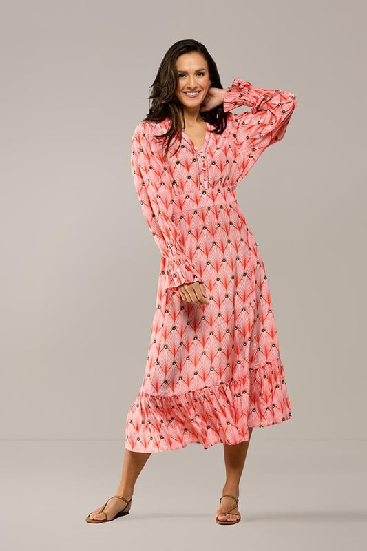 Die neue Kollektion von Caroline Tensen umfasst das wunderschöne Kleid mit Aberdeen-Print, ein Must-have für den Sommer. Die weiche, weite Passform mit besonderen Details verleiht dem Kleid einen schicken und zugleich lässigen Look. Der auffällige Pfauendruck in Orange, kombiniert mit dem korallenrosa Hintergrund, macht das Kleid wirklich einzigartig. Die langen Ärmel haben einen dezenten Balloneffekt und enden in einer verspielten Rüsche mit elastischem Abschluss. Das Kleid hat einen V-Ausschnitt mit durchbrochenem Besatz. Die gerade Ausführung sorgt für ein angenehmes Tragegefühl. Das Kleid verfügt außerdem über einen festen Bindegürtel, sodass die Taille schön betont werden kann. Der untere Teil des Kleides hat eine horizontale Naht mit Falten für einen elegant fließenden Effekt. Dieser besondere Druck ist auch in einer raffinierten Tunika erhältlich!