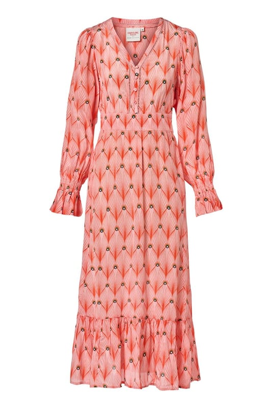 Die neue Kollektion von Caroline Tensen umfasst das wunderschöne Kleid mit Aberdeen-Print, ein Must-have für den Sommer. Die weiche, weite Passform mit besonderen Details verleiht dem Kleid einen schicken und zugleich lässigen Look. Der auffällige Pfauendruck in Orange, kombiniert mit dem korallenrosa Hintergrund, macht das Kleid wirklich einzigartig. Die langen Ärmel haben einen dezenten Balloneffekt und enden in einer verspielten Rüsche mit elastischem Abschluss. Das Kleid hat einen V-Ausschnitt mit durchbrochenem Besatz. Die gerade Ausführung sorgt für ein angenehmes Tragegefühl. Das Kleid verfügt außerdem über einen festen Bindegürtel, sodass die Taille schön betont werden kann. Der untere Teil des Kleides hat eine horizontale Naht mit Falten für einen elegant fließenden Effekt. Dieser besondere Druck ist auch in einer raffinierten Tunika erhältlich!