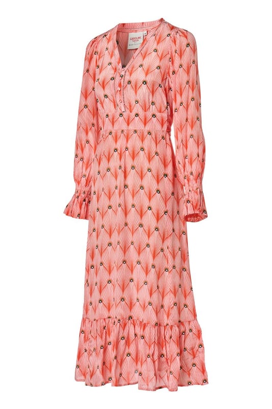 Die neue Kollektion von Caroline Tensen umfasst das wunderschöne Kleid mit Aberdeen-Print, ein Must-have für den Sommer. Die weiche, weite Passform mit besonderen Details verleiht dem Kleid einen schicken und zugleich lässigen Look. Der auffällige Pfauendruck in Orange, kombiniert mit dem korallenrosa Hintergrund, macht das Kleid wirklich einzigartig. Die langen Ärmel haben einen dezenten Balloneffekt und enden in einer verspielten Rüsche mit elastischem Abschluss. Das Kleid hat einen V-Ausschnitt mit durchbrochenem Besatz. Die gerade Ausführung sorgt für ein angenehmes Tragegefühl. Das Kleid verfügt außerdem über einen festen Bindegürtel, sodass die Taille schön betont werden kann. Der untere Teil des Kleides hat eine horizontale Naht mit Falten für einen elegant fließenden Effekt. Dieser besondere Druck ist auch in einer raffinierten Tunika erhältlich!