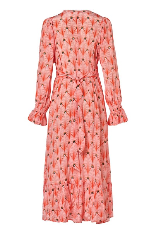 Die neue Kollektion von Caroline Tensen umfasst das wunderschöne Kleid mit Aberdeen-Print, ein Must-have für den Sommer. Die weiche, weite Passform mit besonderen Details verleiht dem Kleid einen schicken und zugleich lässigen Look. Der auffällige Pfauendruck in Orange, kombiniert mit dem korallenrosa Hintergrund, macht das Kleid wirklich einzigartig. Die langen Ärmel haben einen dezenten Balloneffekt und enden in einer verspielten Rüsche mit elastischem Abschluss. Das Kleid hat einen V-Ausschnitt mit durchbrochenem Besatz. Die gerade Ausführung sorgt für ein angenehmes Tragegefühl. Das Kleid verfügt außerdem über einen festen Bindegürtel, sodass die Taille schön betont werden kann. Der untere Teil des Kleides hat eine horizontale Naht mit Falten für einen elegant fließenden Effekt. Dieser besondere Druck ist auch in einer raffinierten Tunika erhältlich!