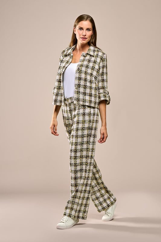 TREND ALERT...! De Josie pantalon is een must-have voor je garderobe. Gemaakt van elegante boucléstof, biedt deze broek een flatterende pasvorm en een verfijnde textuur. Het slanke silhouet met rechte pijpen zorgt voor een moderne en chique uitstraling. De bouclé stof, die katoen met een speels kleurenpalet van zwart, geel, bruin en wit combineert, geeft de broek een verfijnde en toch levendige look. Deze veelzijdige broek is de perfecte mix van comfort, kwaliteit en stijl, en biedt eindeloze mogelijkheden om jouw persoonlijke stijl te accentueren. Get the look...!