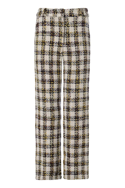TREND ALERT...! De Josie pantalon is een must-have voor je garderobe. Gemaakt van elegante boucléstof, biedt deze broek een flatterende pasvorm en een verfijnde textuur. Het slanke silhouet met rechte pijpen zorgt voor een moderne en chique uitstraling. De bouclé stof, die katoen met een speels kleurenpalet van zwart, geel, bruin en wit combineert, geeft de broek een verfijnde en toch levendige look. Deze veelzijdige broek is de perfecte mix van comfort, kwaliteit en stijl, en biedt eindeloze mogelijkheden om jouw persoonlijke stijl te accentueren. Get the look...!