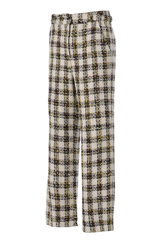 TREND ALERT...! De Josie pantalon is een must-have voor je garderobe. Gemaakt van elegante boucléstof, biedt deze broek een flatterende pasvorm en een verfijnde textuur. Het slanke silhouet met rechte pijpen zorgt voor een moderne en chique uitstraling. De bouclé stof, die katoen met een speels kleurenpalet van zwart, geel, bruin en wit combineert, geeft de broek een verfijnde en toch levendige look. Deze veelzijdige broek is de perfecte mix van comfort, kwaliteit en stijl, en biedt eindeloze mogelijkheden om jouw persoonlijke stijl te accentueren. Get the look...!