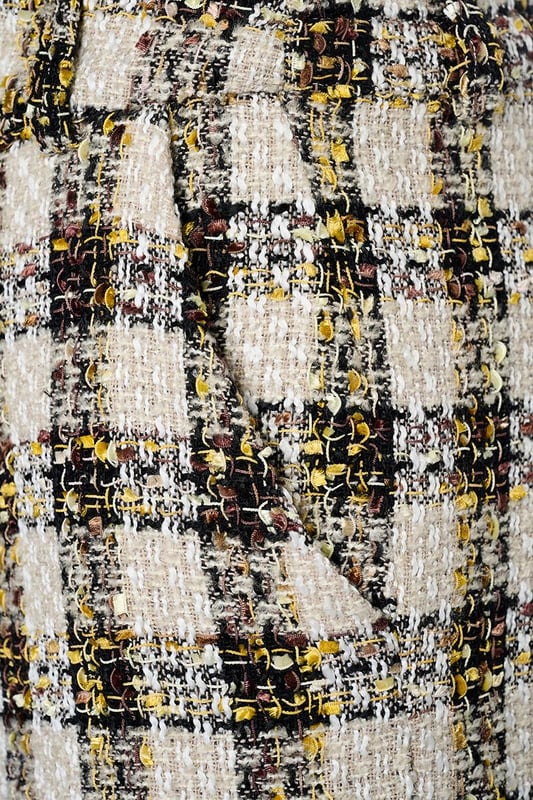TREND ALERT...! De Josie pantalon is een must-have voor je garderobe. Gemaakt van elegante boucléstof, biedt deze broek een flatterende pasvorm en een verfijnde textuur. Het slanke silhouet met rechte pijpen zorgt voor een moderne en chique uitstraling. De bouclé stof, die katoen met een speels kleurenpalet van zwart, geel, bruin en wit combineert, geeft de broek een verfijnde en toch levendige look. Deze veelzijdige broek is de perfecte mix van comfort, kwaliteit en stijl, en biedt eindeloze mogelijkheden om jouw persoonlijke stijl te accentueren. Get the look...!