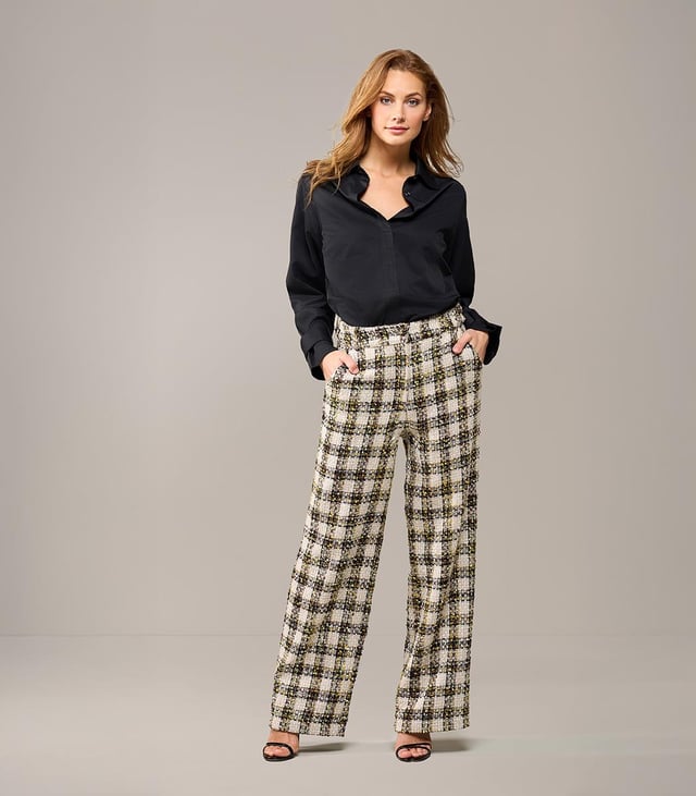 TREND ALERT...! De Josie pantalon is een must-have voor je garderobe. Gemaakt van elegante boucléstof, biedt deze broek een flatterende pasvorm en een verfijnde textuur. Het slanke silhouet met rechte pijpen zorgt voor een moderne en chique uitstraling. De bouclé stof, die katoen met een speels kleurenpalet van zwart, geel, bruin en wit combineert, geeft de broek een verfijnde en toch levendige look. Deze veelzijdige broek is de perfecte mix van comfort, kwaliteit en stijl, en biedt eindeloze mogelijkheden om jouw persoonlijke stijl te accentueren. Get the look...!