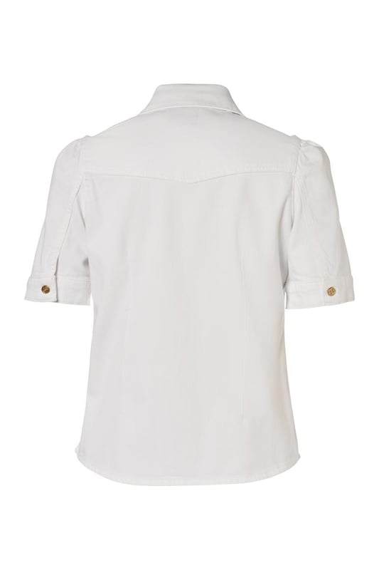 Kies deze zomer voor een blouse met een denim-look! Dit mooie blousje uit mijn nieuwste collectie is de ideale basis voor een stijlvolle outfit. De blouse in een frisse witte tint heeft korte pofmouwen en een chique hoge kraag. De knoopsluiting in het midden is voorzien van een speelse ruche, die de blouse een unieke uitstraling geeft. Door de getailleerde pasvorm en de lengte tot op de heup, komt je vrouwelijke silhouet prachtig tot zijn recht. Gemaakt van biologisch katoen, biedt deze witte blouse niet alleen stijl, maar ook optimaal comfort. Het stretchdenim past zich perfect aan je lichaam aan. Verkrijgbaar in verschillende kleuren: ontdek ook de Brighton denim blouse in mediumblauw en lichtblauw.