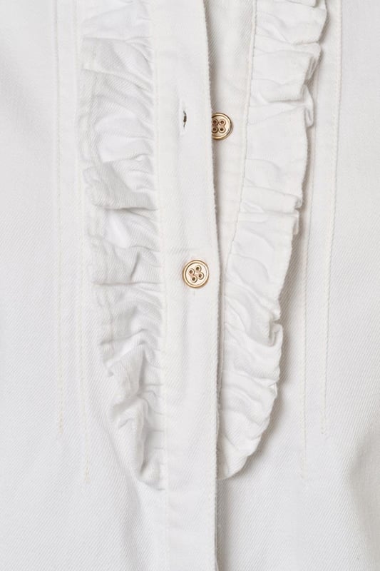 Kies deze zomer voor een blouse met een denim-look! Dit mooie blousje uit mijn nieuwste collectie is de ideale basis voor een stijlvolle outfit. De blouse in een frisse witte tint heeft korte pofmouwen en een chique hoge kraag. De knoopsluiting in het midden is voorzien van een speelse ruche, die de blouse een unieke uitstraling geeft. Door de getailleerde pasvorm en de lengte tot op de heup, komt je vrouwelijke silhouet prachtig tot zijn recht. Gemaakt van biologisch katoen, biedt deze witte blouse niet alleen stijl, maar ook optimaal comfort. Het stretchdenim past zich perfect aan je lichaam aan. Verkrijgbaar in verschillende kleuren: ontdek ook de Brighton denim blouse in mediumblauw en lichtblauw.