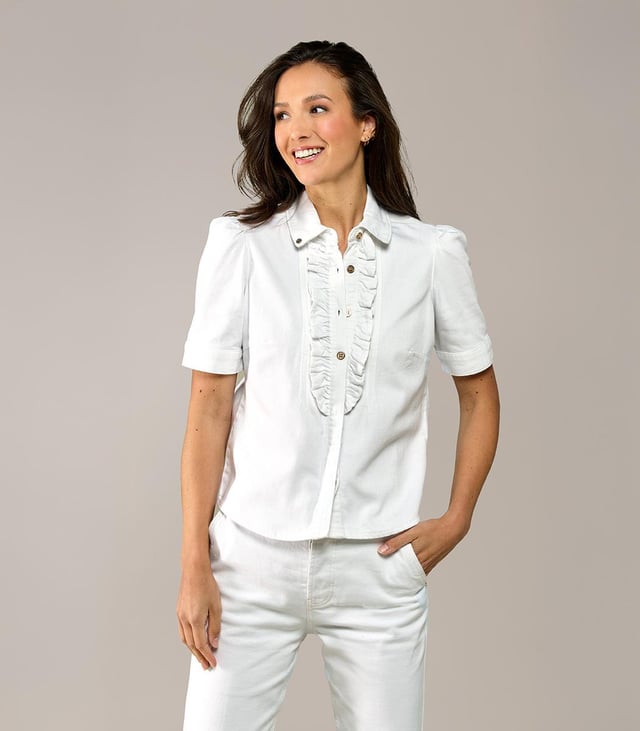 Kies deze zomer voor een blouse met een denim-look! Dit mooie blousje uit mijn nieuwste collectie is de ideale basis voor een stijlvolle outfit. De blouse in een frisse witte tint heeft korte pofmouwen en een chique hoge kraag. De knoopsluiting in het midden is voorzien van een speelse ruche, die de blouse een unieke uitstraling geeft. Door de getailleerde pasvorm en de lengte tot op de heup, komt je vrouwelijke silhouet prachtig tot zijn recht. Gemaakt van biologisch katoen, biedt deze witte blouse niet alleen stijl, maar ook optimaal comfort. Het stretchdenim past zich perfect aan je lichaam aan. Verkrijgbaar in verschillende kleuren: ontdek ook de Brighton denim blouse in mediumblauw en lichtblauw.