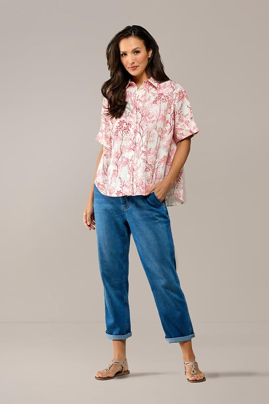 Deze lente en zomer staan vrolijke prints volop in de schijnwerpers! De Leeds blouse met korte mouwen springt in het oog door zijn opvallende oranje botanische print. De levendige bloemen en planten in tinten van oranje, roze en rood maken deze blouse tot een echte eyecatcher. De blouse heeft korte mouwen met een omslag en een drop shoulder effect, wat zorgt voor een relaxte, moderne uitstraling. De oranje geprinte blouse valt tot op de heup, heeft een oversized pasvorm en een afgeronde onderkant met een langere achterkant. Gemaakt van 100% katoen, biedt deze blouse ademend comfort op de warmere dagen. Stijltip: De Leeds blouse is ook verkrijgbaar in een blauwe print, of kies voor de Leeds check blouse met een vrolijk ruitpatroon in groen/wit of blauw/wit.