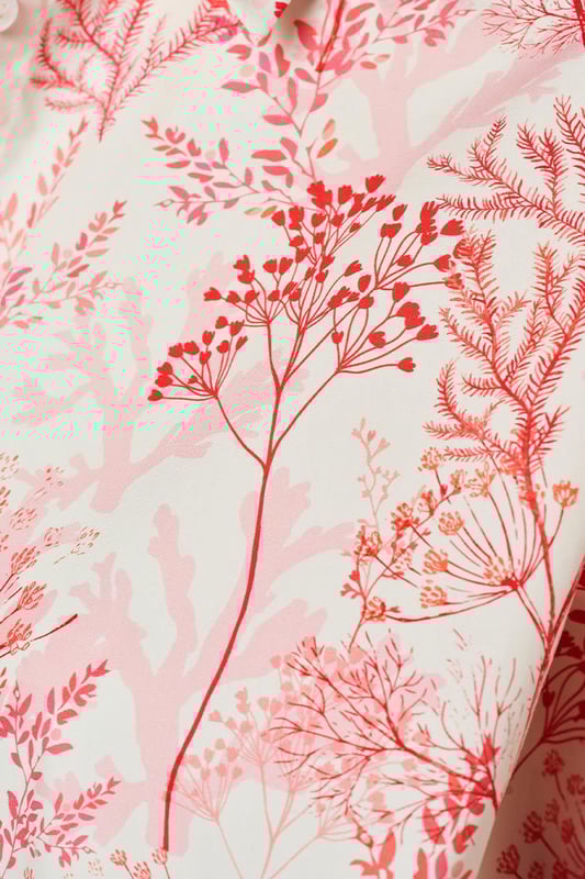 Deze lente en zomer staan vrolijke prints volop in de schijnwerpers! De Leeds blouse met korte mouwen springt in het oog door zijn opvallende oranje botanische print. De levendige bloemen en planten in tinten van oranje, roze en rood maken deze blouse tot een echte eyecatcher. De blouse heeft korte mouwen met een omslag en een drop shoulder effect, wat zorgt voor een relaxte, moderne uitstraling. De oranje geprinte blouse valt tot op de heup, heeft een oversized pasvorm en een afgeronde onderkant met een langere achterkant. Gemaakt van 100% katoen, biedt deze blouse ademend comfort op de warmere dagen. Stijltip: De Leeds blouse is ook verkrijgbaar in een blauwe print, of kies voor de Leeds check blouse met een vrolijk ruitpatroon in groen/wit of blauw/wit.
