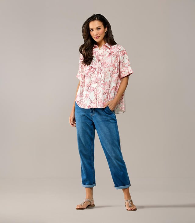 Deze lente en zomer staan vrolijke prints volop in de schijnwerpers! De Leeds blouse met korte mouwen springt in het oog door zijn opvallende oranje botanische print. De levendige bloemen en planten in tinten van oranje, roze en rood maken deze blouse tot een echte eyecatcher. De blouse heeft korte mouwen met een omslag en een drop shoulder effect, wat zorgt voor een relaxte, moderne uitstraling. De oranje geprinte blouse valt tot op de heup, heeft een oversized pasvorm en een afgeronde onderkant met een langere achterkant. Gemaakt van 100% katoen, biedt deze blouse ademend comfort op de warmere dagen. Stijltip: De Leeds blouse is ook verkrijgbaar in een blauwe print, of kies voor de Leeds check blouse met een vrolijk ruitpatroon in groen/wit of blauw/wit.