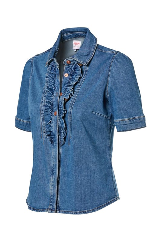 Entscheiden Sie sich diesen Sommer für eine trendige Bluse im Denim-Look! Dieses stylische Stück aus meiner neusten Kollektion ist die perfekte Grundlage für jedes Outfit. Die Bluse in Mittelblau hat kurze Puffärmel und einen eleganten hohen Kragen. Der Knopfverschluss in der Mitte ist mit einer verspielten Rüsche versehen, die für einen charmanten Twist sorgt. Dank der taillierten Passform und der Hüftlänge betont die Bluse Ihre Silhouette auf schmeichelhafte Weise. Diese sommerliche Bluse aus Bio-Baumwolle bietet nicht nur Stil, sondern auch höchsten Tragekomfort. Der Stretch-Denim passt sich wunderbar Ihrem Körper an und betont Ihre weiblichen Kurven. Entdecken Sie auch die Jeansbluse Brighton in Weiß und Hellblau!