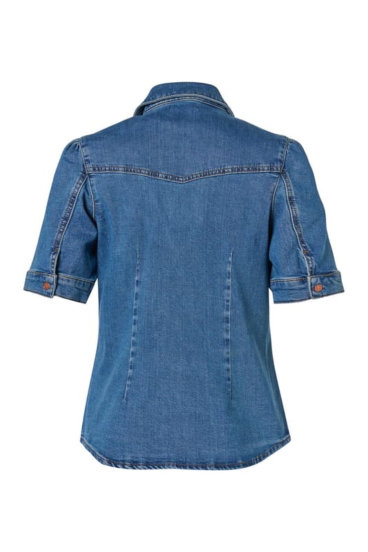 Entscheiden Sie sich diesen Sommer für eine trendige Bluse im Denim-Look! Dieses stylische Stück aus meiner neusten Kollektion ist die perfekte Grundlage für jedes Outfit. Die Bluse in Mittelblau hat kurze Puffärmel und einen eleganten hohen Kragen. Der Knopfverschluss in der Mitte ist mit einer verspielten Rüsche versehen, die für einen charmanten Twist sorgt. Dank der taillierten Passform und der Hüftlänge betont die Bluse Ihre Silhouette auf schmeichelhafte Weise. Diese sommerliche Bluse aus Bio-Baumwolle bietet nicht nur Stil, sondern auch höchsten Tragekomfort. Der Stretch-Denim passt sich wunderbar Ihrem Körper an und betont Ihre weiblichen Kurven. Entdecken Sie auch die Jeansbluse Brighton in Weiß und Hellblau!