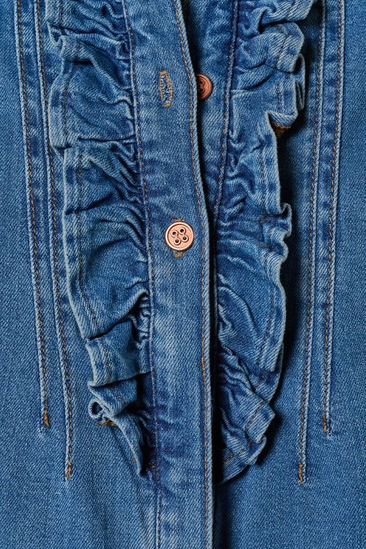 Entscheiden Sie sich diesen Sommer für eine trendige Bluse im Denim-Look! Dieses stylische Stück aus meiner neusten Kollektion ist die perfekte Grundlage für jedes Outfit. Die Bluse in Mittelblau hat kurze Puffärmel und einen eleganten hohen Kragen. Der Knopfverschluss in der Mitte ist mit einer verspielten Rüsche versehen, die für einen charmanten Twist sorgt. Dank der taillierten Passform und der Hüftlänge betont die Bluse Ihre Silhouette auf schmeichelhafte Weise. Diese sommerliche Bluse aus Bio-Baumwolle bietet nicht nur Stil, sondern auch höchsten Tragekomfort. Der Stretch-Denim passt sich wunderbar Ihrem Körper an und betont Ihre weiblichen Kurven. Entdecken Sie auch die Jeansbluse Brighton in Weiß und Hellblau!