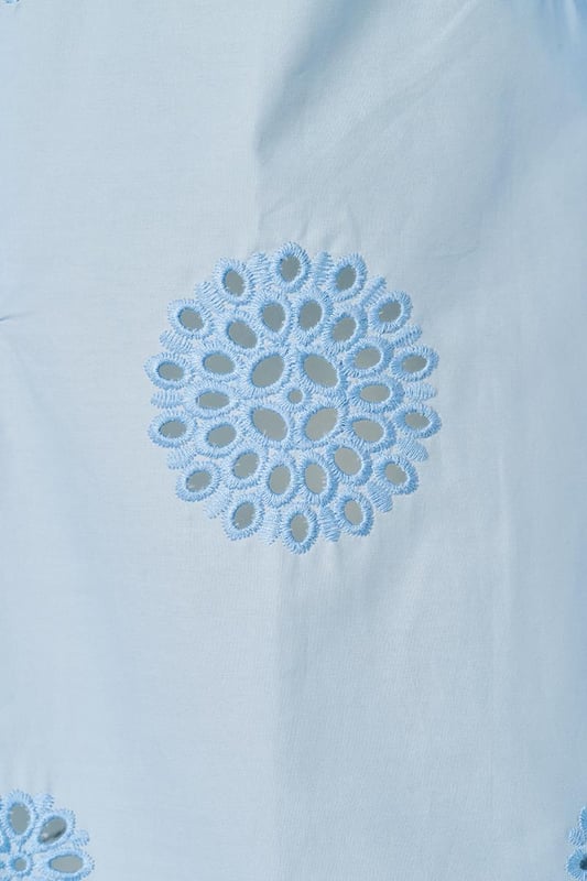 Entdecken Sie den raffinierten Charme der Manchester-Tunika, einer hellblauen Tunika mit zarter Stickerei für einen sommerlichen Look. Diese Damentunika aus leichter Baumwolle verfügt über dezente grafische Details, die dem Design eine besondere Note verleihen. Der Reverskragen und die blauen Knöpfe entlang der Knopfleiste sorgen für ein elegantes Finish. Die Dreiviertelärmel sind mit einem verspielten Rüscheneffekt am Handgelenk verziert und auf der Rückseite befindet sich eine leichte Falte für zusätzliche Bewegungsfreiheit. Die Tunika Manchester hat eine bequeme, ausgestellte Passform und bietet die Möglichkeit, sie mit oder ohne Gürtel zu tragen, für eine straffere Silhouette oder einen entspannten, lockeren Look. Ein zeitloses Favorit, das Sie immer wieder tragen werden!
