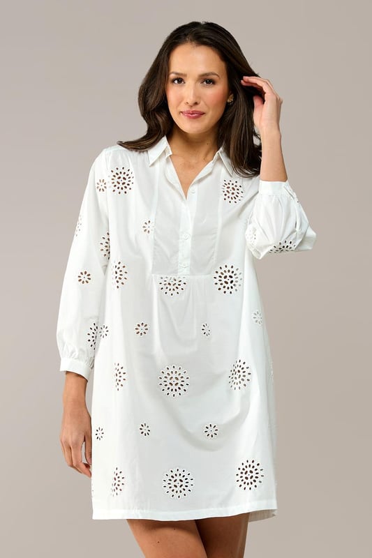 Ontdek het verfijnde ontwerp van de Manchester tuniek, een witte tuniek met broderie voor een zomerse uitstraling. Gemaakt van luchtig katoen, biedt deze witte damestuniek een subtiele grafische afwerking die zorgt voor een unieke look. De reverskraag en de witte knoopjes langs de placket geven de tuniek een elegante flair. De driekwartmouwen zijn versierd met een licht ruche-effect bij de pols, en de achterkant heeft een lichte plooiing voor extra bewegingsvrijheid. De Manchester tuniek heeft een uitlopende pasvorm en een klassieke kraag. Voeg een ceintuur toe voor een prachtig zandloper-silhouet of draag hem los voor een ontspannen look. Een tijdloze favoriet die je keer op keer zult dragen!