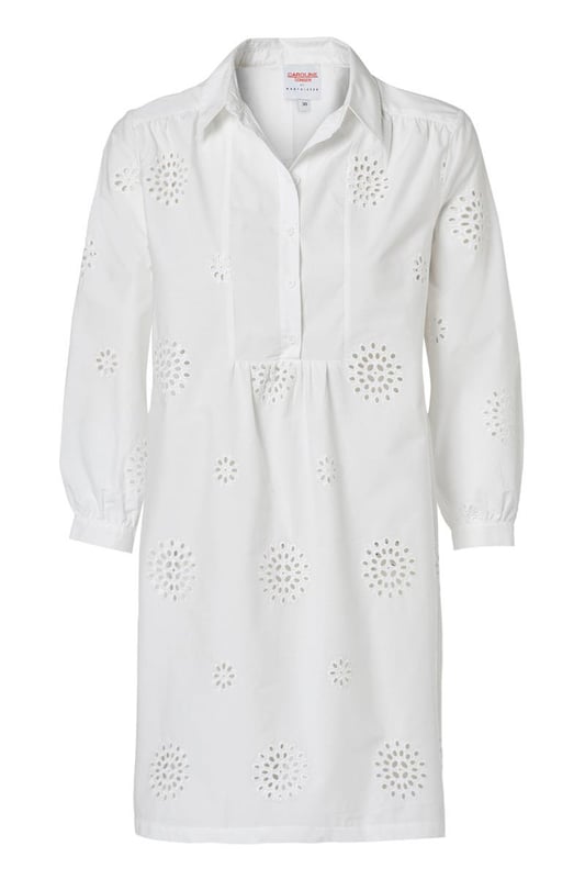 Ontdek het verfijnde ontwerp van de Manchester tuniek, een witte tuniek met broderie voor een zomerse uitstraling. Gemaakt van luchtig katoen, biedt deze witte damestuniek een subtiele grafische afwerking die zorgt voor een unieke look. De reverskraag en de witte knoopjes langs de placket geven de tuniek een elegante flair. De driekwartmouwen zijn versierd met een licht ruche-effect bij de pols, en de achterkant heeft een lichte plooiing voor extra bewegingsvrijheid. De Manchester tuniek heeft een uitlopende pasvorm en een klassieke kraag. Voeg een ceintuur toe voor een prachtig zandloper-silhouet of draag hem los voor een ontspannen look. Een tijdloze favoriet die je keer op keer zult dragen!