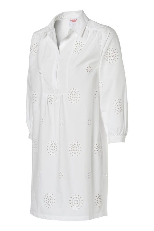 Ontdek het verfijnde ontwerp van de Manchester tuniek, een witte tuniek met broderie voor een zomerse uitstraling. Gemaakt van luchtig katoen, biedt deze witte damestuniek een subtiele grafische afwerking die zorgt voor een unieke look. De reverskraag en de witte knoopjes langs de placket geven de tuniek een elegante flair. De driekwartmouwen zijn versierd met een licht ruche-effect bij de pols, en de achterkant heeft een lichte plooiing voor extra bewegingsvrijheid. De Manchester tuniek heeft een uitlopende pasvorm en een klassieke kraag. Voeg een ceintuur toe voor een prachtig zandloper-silhouet of draag hem los voor een ontspannen look. Een tijdloze favoriet die je keer op keer zult dragen!