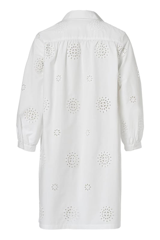 Ontdek het verfijnde ontwerp van de Manchester tuniek, een witte tuniek met broderie voor een zomerse uitstraling. Gemaakt van luchtig katoen, biedt deze witte damestuniek een subtiele grafische afwerking die zorgt voor een unieke look. De reverskraag en de witte knoopjes langs de placket geven de tuniek een elegante flair. De driekwartmouwen zijn versierd met een licht ruche-effect bij de pols, en de achterkant heeft een lichte plooiing voor extra bewegingsvrijheid. De Manchester tuniek heeft een uitlopende pasvorm en een klassieke kraag. Voeg een ceintuur toe voor een prachtig zandloper-silhouet of draag hem los voor een ontspannen look. Een tijdloze favoriet die je keer op keer zult dragen!